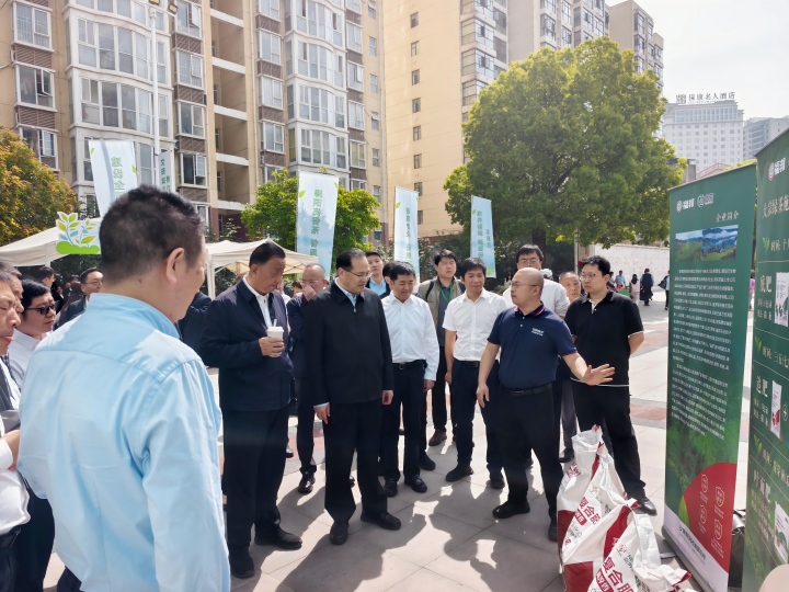 720 襄阳茶树肥活动现场.jpg 720 襄阳茶树肥活动现场.jpg